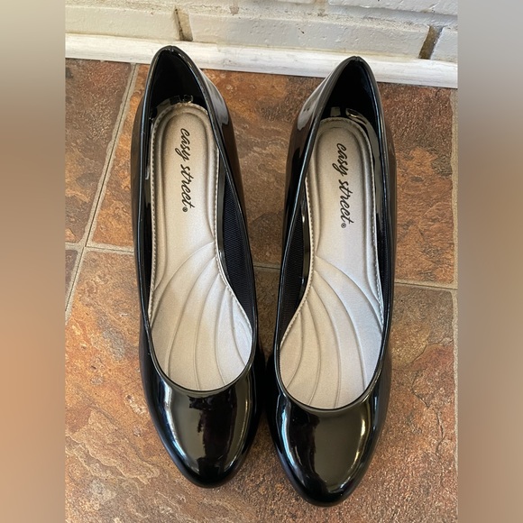 Easy Street Black Patent Pumps (Size 9WW) - Picture 3 of 8